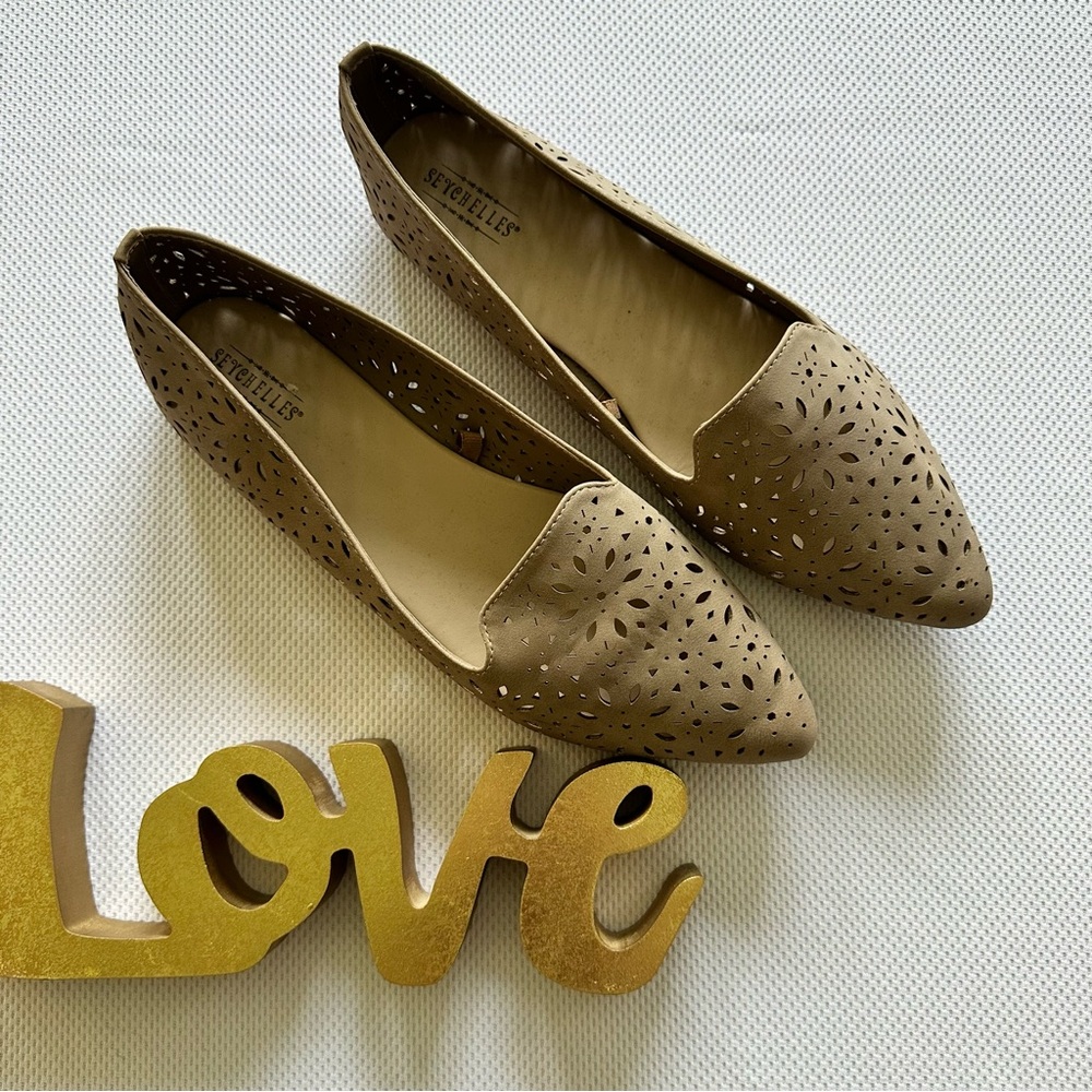 Seychelles. Pointy toe tan loafers with cut outs EUC size 10